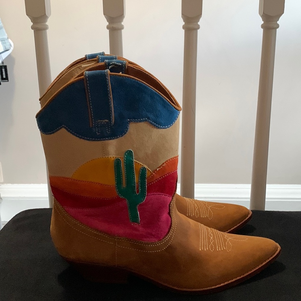 Super cute Circle S Arizona Sunset Cowgirl Boots, Made in Brazil fit like a 9 US